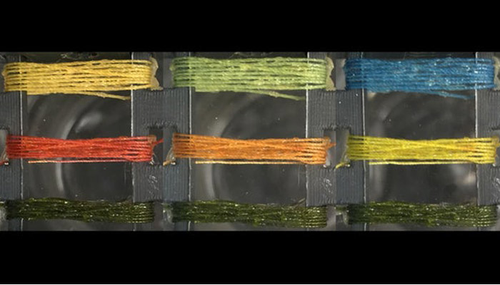 Colour-changing threads indicate gas exposure
