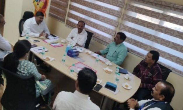 Maharashtra team visits Telangana to study about the regional weaving techniques