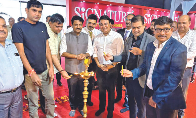 GARFAB-TX SURAT Good display of Sewing and Digital printing machines