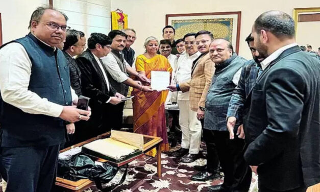 The textile dealers discuss new norms with FM during their meeting