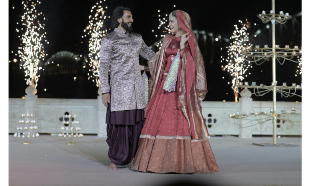 Manish Malhotra showcased ‘Dharohar Kashi Ki’ at ‘Banaras – A Tapestry of Indian Culture and Craftsmen organised by Indian Minorities Foundation (IMF)