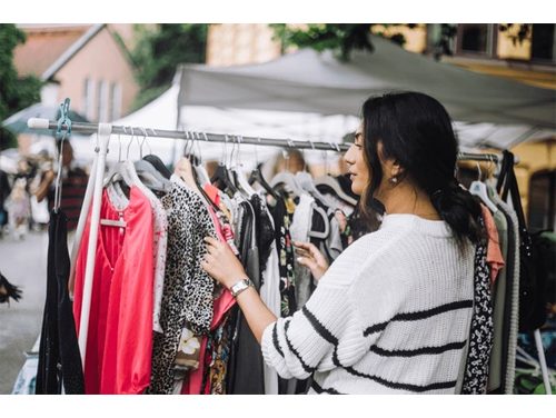From textiles to retail success: the role of manufacturing strategy in shaping fashion brands